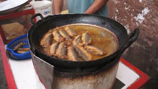 Homem fritar peixe — Vídeo de Stock