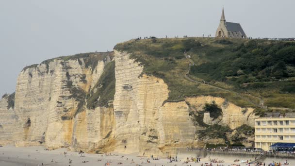 Скалы на этретате в Нормандии — стоковое видео