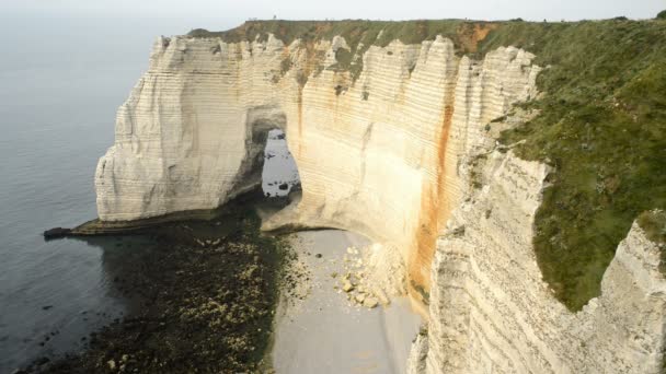 Acantilados en etretat en Normandía — Vídeos de Stock