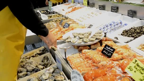 Mariscos en venta en el mercado de pescado de Trouville — Vídeo de stock