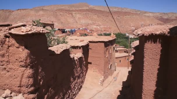 Casas de pueblo en el valle de Ounila — Vídeos de Stock