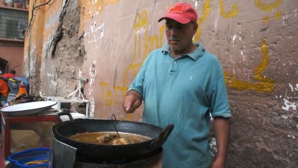 Mann frittierte Fisch auf dem Markt — Stockvideo