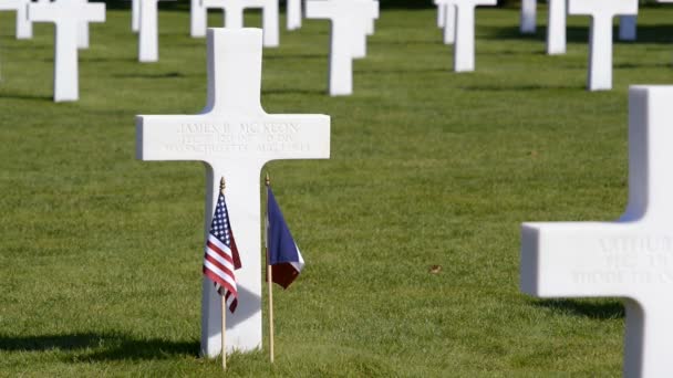 Graven van Amerikaanse soldaten gedood in de buurt van Normandië — Stockvideo