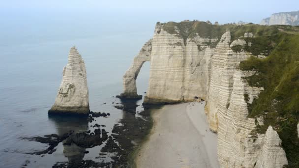 Kliffen op etretat in Normandië — Stockvideo