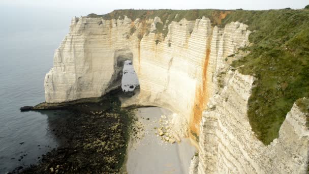 Скалы на этретате в Нормандии — стоковое видео