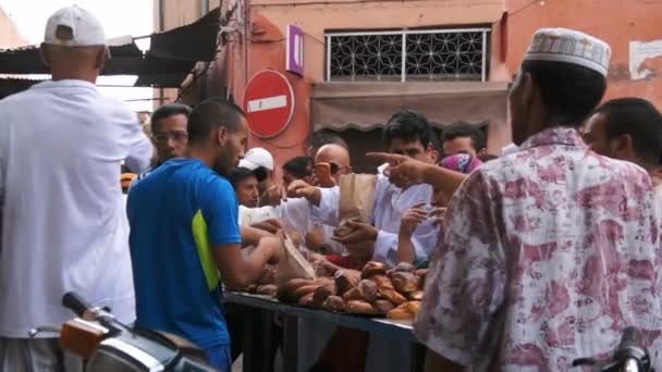 Gente comprando pan — Vídeo de stock