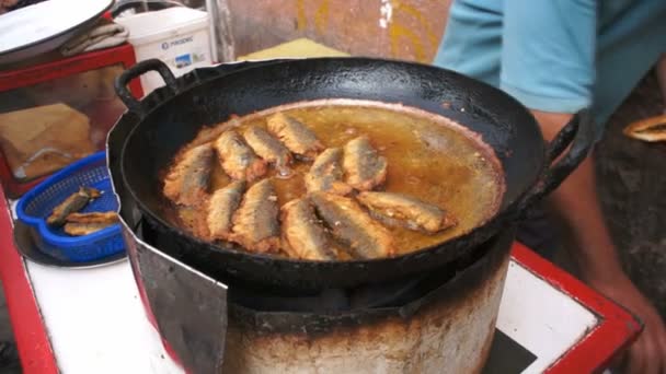 Mann frittierte Fisch auf dem Markt — Stockvideo