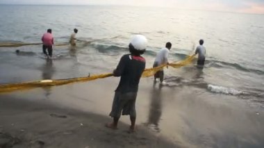 Balıkçılar denizden net çekiyoruz