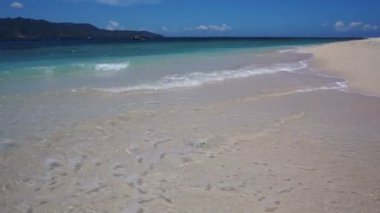 Plajda denizin yumuşak dalgaları