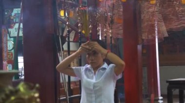 Yanan tütsü bobinleri asılı