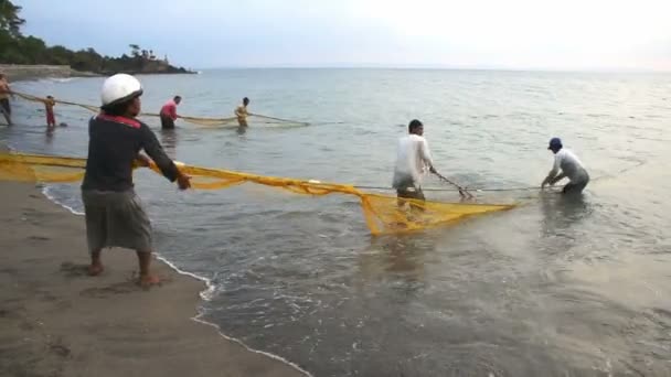 Os pescadores estão a puxar a rede — Vídeo de Stock