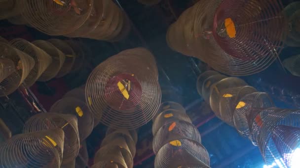 Yanan tütsü bobinleri asılı — Stok video