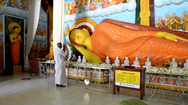 Peregrinos rezando ante la estatua de Buda — Vídeos de Stock