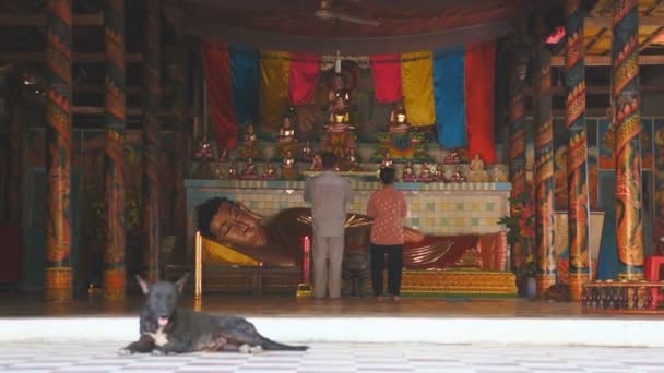 Pelgrims in de tempel Chua ma TOC — Stockvideo