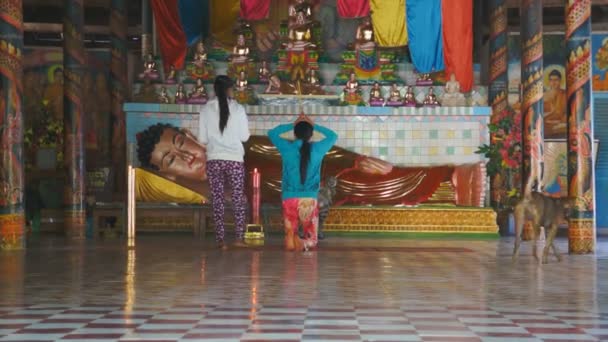 Pilgrims in temple Chua Ma Toc — Stock Video