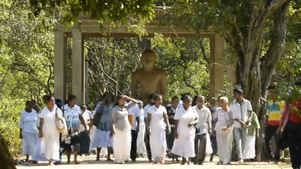 Pielgrzymi w Samadhi Buddha Statue — Wideo stockowe