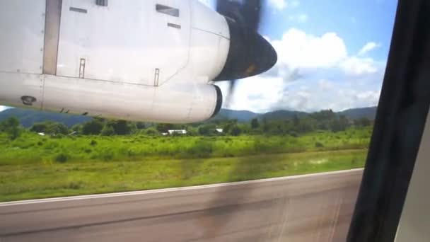 Start des Flugzeugs und Überfliegen von Inseln — Stockvideo