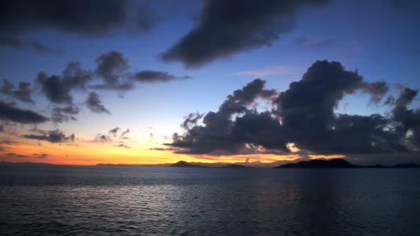 Nascer do sol paisagem da ilha de Komodo — Vídeo de Stock