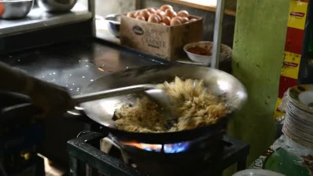 Cozinhar fazendo comida local — Vídeo de Stock