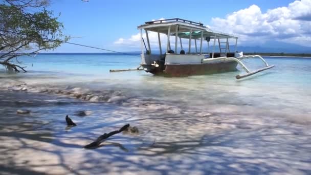 Ondas do mar na praia com barco — Vídeo de Stock