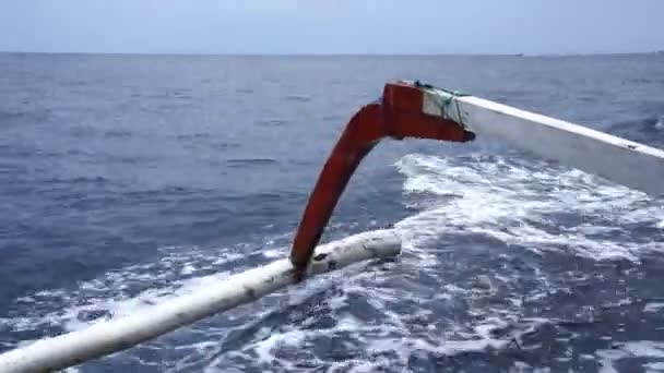 Bateau de pêcheur sur les vagues de la mer — Video