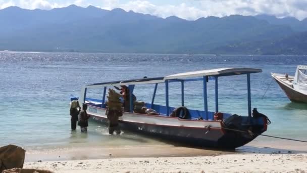 トラワンガン島のセメント船 — ストック動画