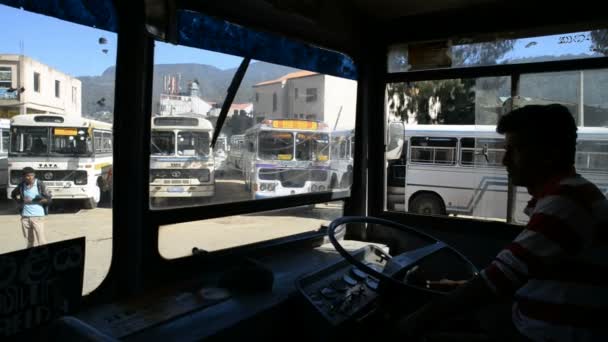 Водитель управляет местным автобусом — стоковое видео