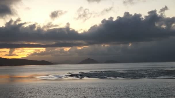 Soluppgång landskap av Komodo Island — Stockvideo