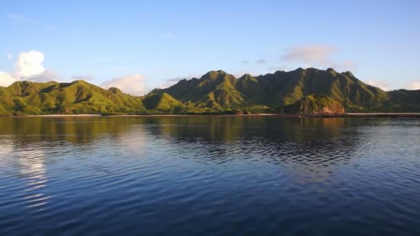 Nascer do sol paisagem da ilha de Komodo — Vídeo de Stock