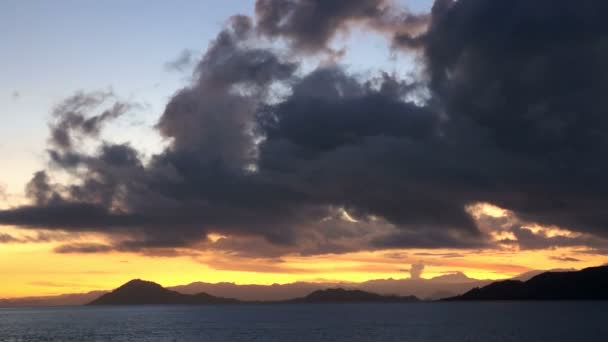 Восход солнца на острове Комодо — стоковое видео