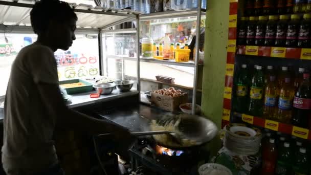 Cuisinier faire de la nourriture locale — Video