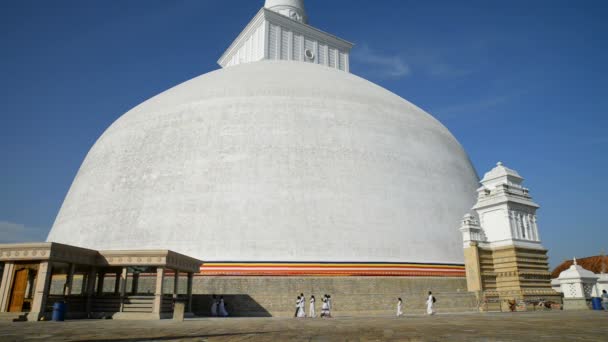 Peregrinos em Ruwanwelisaya Stupa — Vídeo de Stock