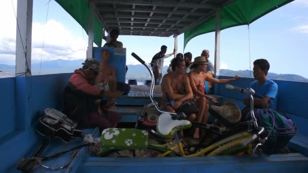 Άνθρωποι που ταξιδεύουν με πλοίο — Αρχείο Βίντεο