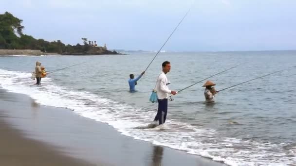 Rybáři, chytání ryb — Stock video