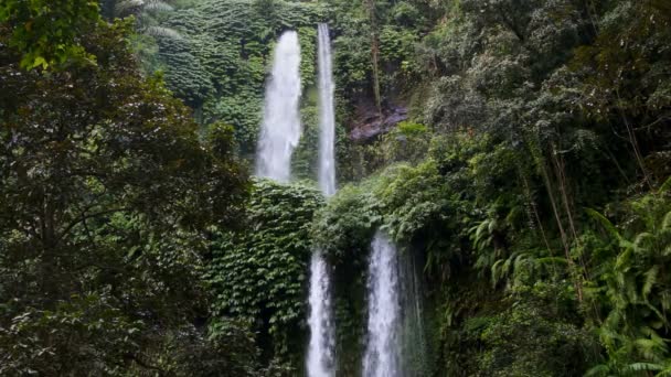 Sindang gila wasserfall in senaru — Stockvideo