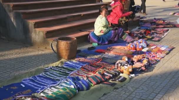 Människor worknig på torget — Stockvideo