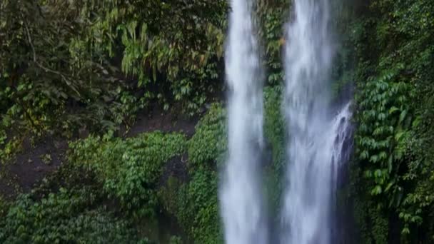Sindang Gila Waterfall in Senaru — Stockvideo