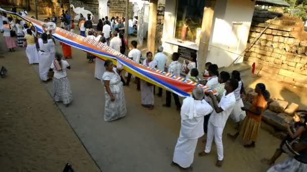 Peregrinos en Sri Maha Bodhi — Vídeo de stock