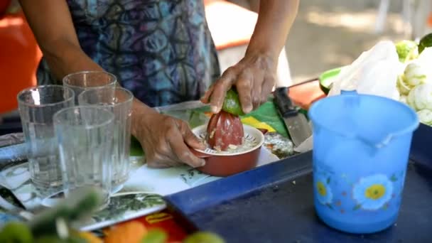 Kvinna som producerar saften från limefrukterna — Stockvideo