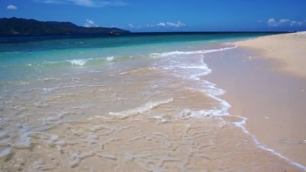 Vagues douces de la mer sur la plage — Video