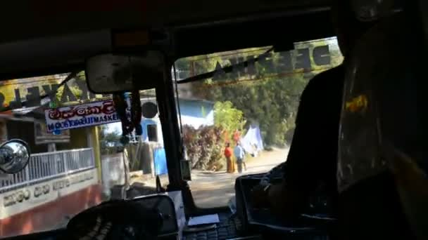 Fahrer fährt Linienbus — Stockvideo
