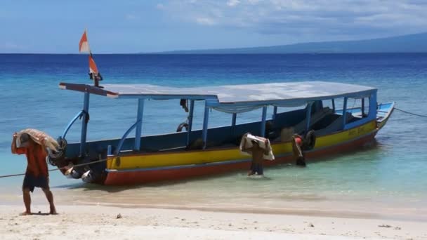 Portatori di cemento sull'isola di Trawangan — Video Stock