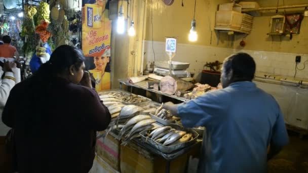 Традиционный магазин на рынке — стоковое видео