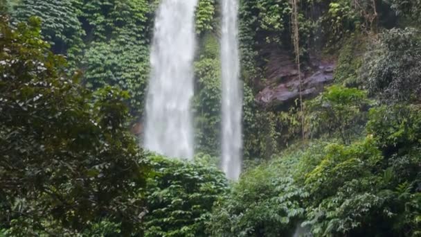 Cascada de Sindang Gila en Senaru — Vídeo de stock