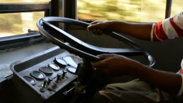 Fahrer fährt Linienbus — Stockvideo