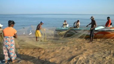 Balıkçılar balık ağları kaldırma