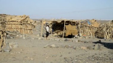 İnsanlar onların kulübeleri yürüyüş