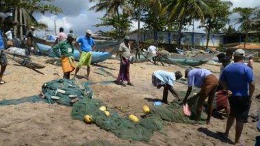 piyasada çalışan balıkçılar