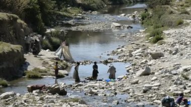 Kadınların kırsal Gölü giysilerle temiz