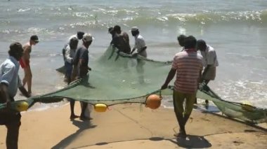 Sahilden net çekerek balıkçılar